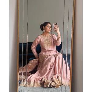 Conjunto de Salwar Kameez de Seda para Fiesta con Lentejuelas y Bordados, Talla XL - Product Image 4