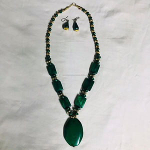 Descubra nuestro collar de resina artesanal, una mezcla perfecta de arte y elegancia. Hecho con alta calidad - Product Image 1