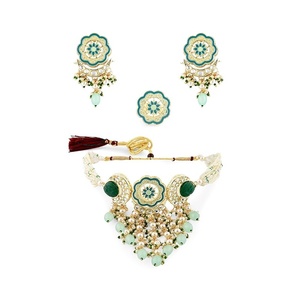 Ensemble collier et boucles d'oreilles en alliage de zinc plaqué or, motif floral, imitation perle, bijoux ethniques pour femmes, pour mariage et occasions spéciales - Product Image 1