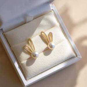 Pendientes de Perlas de Agua Dulce con Estilo de Celebridad Coreana, Oreja de Conejo Dorada con Incrustaciones, Nueva Moda con Detalles en Oro - Product Image 2