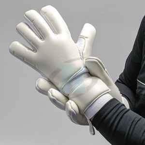 Guantes de portero deportivos avanzados diseñados para un control máximo del balón, absorción de impactos, ajuste cómodo y uso duradero. - Product Image 5