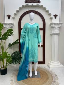 Conjunto de diseñador con top de rayón con intrincado trabajo de bordado, pantalón de microalgodón y dupatta de algodón Mul, completamente cosido y listo para usar. - Product Image 5