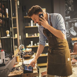 Services de logiciels de gestion personnalisés pour salons de coiffure, offrant des systèmes numériques de gestion de file d'attente rapide - Product Image 5