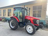 Tracteur agricole 4x4 pour entrepreneur agricole avec cabine, pneus larges et forte capacité de travail sur le terrain