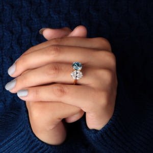 Bague de fiançailles en or jaune avec deux diamants de laboratoire ovales et ronds, 4 TCW, certifiée IGI - Product Image 3