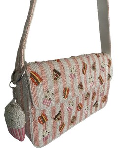 Sac bandoulière brodé ethnique à perles florales avec fermeture magnétique, idéal pour les soirées et événements festifs, accessoires de boutique - Product Image 4