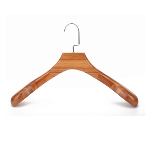 Percha de madera maciza para organizar la ropa con cuerpo resistente y diseño de suspensión equilibrado - Product Image 1
