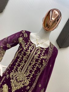 Elegante conjunto pakistaní de georgette con bordado de lentejuelas y encaje Samosa en ambos lados, de Timeless Grace & Sophistication - Product Image 4