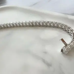 Pulsera de compromiso Tishya con moissanita de corte brillante redondo de 5x3mm, engaste de bisel, plata de ley chapada en oro, 22g - Product Image 4