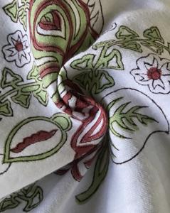 Tissu en coton imprimé à la main – Motif floral vintage bouquet de roses |   Bordeaux et vert olive |   Textile indien fait main - Product Image 2