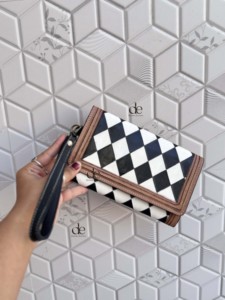 Cartera de Cuero Tallada a Mano con Diseño a Cuadros Blanco y Negro, Elegante, con Correa para la Muñeca, Estilo Occidental, para Uso Diario - Product Image 1
