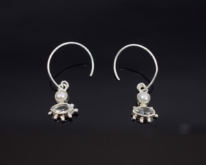 Boucles d'oreilles pendantes en argent sterling 925 avec perle d'eau douce et quartz clair - Cadeau de mariage et de fiançailles - Product Image 4