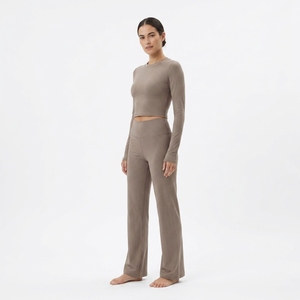 Conjunto Deportivo para Mujer, Top Corto de Manga Larga y Pantalones Anchos de Cintura Alta, para Yoga, Ejercicio y Fitness - Product Image 1
