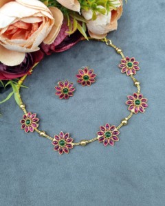 Conjunto de Joyería Tradicional para Fiesta: Collar Gargantilla Floral Chapado en Oro con Piedras Preciosas y Pendientes a Juego - Product Image 4