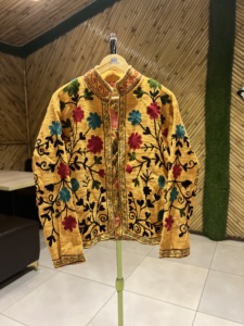 เสื้อแจ็คเก็ตปักลายดอกไม้ TNT ทำมือสำหรับผู้หญิง |   เสื้อแจ็คเก็ตผ้าฝ้ายสไตล์โบฮีเมียน |   เทศกาลชาติพันธุ์ |   ร้านของขวัญงานฝีมือ - Product Image 6