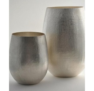 Paire de vases métalliques argent brossé, décoration contemporaine pour une magnificence haut de gamme. - Product Image 1