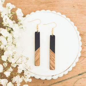 Boucles d'oreilles suspendues personnalisées en bois et résine, écologiques, faites à la main, artistiques et élégantes pour femmes, pour fêtes, mariages, occasions décontractées et mode - Product Image 4