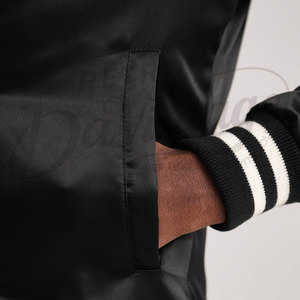 Chaqueta Varsity Negra de Satén para Hombre, Estilo Clásico Letterman, Chaqueta Bomber Casual con Botones a Presión y Ribete Acanalado - Product Image 4