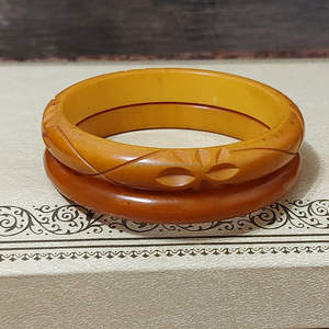 Brazalete de resina hecho a mano para mujer Diseño curvo elegante con patrones únicos Acabado brillante para fiesta de boda o regalo - Product Image 1