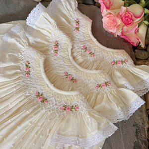 Robe pour bébé fille de haute qualité, faite à la main, en coton, à fleurs, broderie smockée, style lin doux, fabrication OEM au Vietnam - Product Image 1