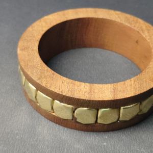 Brazalete de Madera Artesanal con Tachuelas Hexagonales de Latón Facetadas - Pulsera de Madera Estilo Industrial - Pieza Étnica de Alta Resistencia - Product Image 5