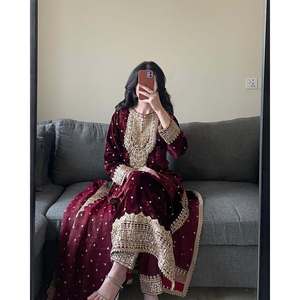 Conjunto de Diseño Artesanal con Silueta Recta, Top de Terciopelo con Cuello Redondo y Dupatta, y Pantalón con Bordado Pesado de Lentejuelas - Product Image 4