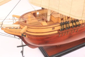 Modèle de bateau à voile en bois peint à la main ROCKINGHAM - Origine Vietnam - Décoration d'intérieur - Product Image 3