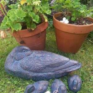 ผลิตเป็ดเหล็กหล่อพร้อมประติมากรรมดิคเกนส์สำหรับตกแต่งสวน ราคาโรงงาน - Product Image 2