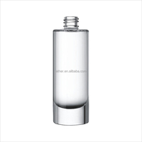 Qualité garantie, design unique, flacon de parfum à profil fin avec col vissé, orné de cristaux et doté d'un pulvérisateur à pompe.