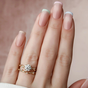 Bague de fiançailles en or jaune avec diamant de laboratoire taille ronde style vigne - Product Image 2