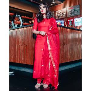 Ensemble de costume pour femme en mousseline de rayonne rouge taille XS, lumineux et élégant - Product Image 4