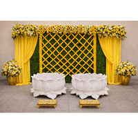 Chaises élégantes en forme de lotus blanc avec repose-pieds dorés pour la célébration du Pithi de mariage sud-indien, décoration de mariage, plastique, USA