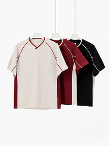 T-shirt pour homme à col en V et manches raglan, couleur unie, bordure contrastée, tricoté en polyester, coupe classique - Product Image 2
