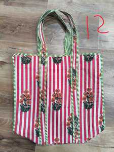 Sac fourre-tout personnalisé pour femme, doublure en coton matelassé avec imprimé bloc, options de vente en gros pour organisateur lavable, idéal pour les voyages et le shopping, différentes tailles - Product Image 4