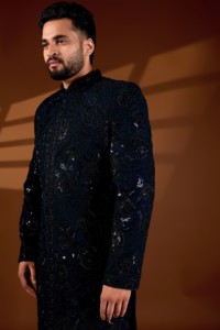 Sherwani Indo-Occidental de Lujo en Mezcla de Seda Azul Prusia con Cuentas Hechas a Mano y Motivos Florales para Vestimenta Formal - Product Image 1