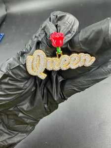 จี้รูปตัวอักษร Queen พร้อมจี้รูปดอกกุหลาบสีแดง เงินแท้ 925 ประดับเพชร VVS Moissanite หรูหราสำหรับผู้หญิง ของขวัญเครื่องประดับสุดหรู - Product Image 6