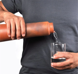 Bouteille en terre cuite écologique faite à la main, style culture tribale - 800 ml avec bouchon en liège et couvercle en bois - Product Image 3