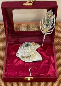Nuevas llegadas: Set de lujo chapado en plata con horquilla de plumas de pavo real y adorno de concha, que incluye un palo de tilak y un chopda en forma de mango. - Product Image 2