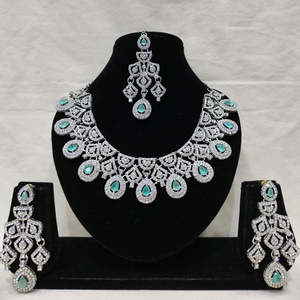 Parure de collier en diamants américains style royal Jewelemarket 10575585DP - Bijoux en alliage de cuivre fin, zircon et imitation perle pour mariée - Product Image 4