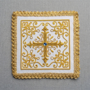 Voile de châle d'église brodé à la main en fils d'or |   Pochette liturgique en soie blanche avec croix et pierre bleue pour la messe et les services d'autel - Product Image 6