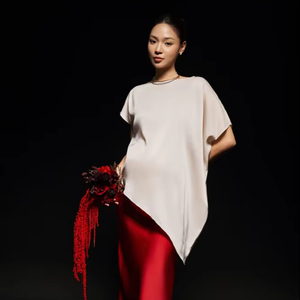 Camiseta Minimalista para Mujer, Cuello Redondo, Manga Corta, Lisa, Corte Holgado, Transpirable, Informal, para Oficina y Uso Diario, Hecha en Vietnam - Product Image 1
