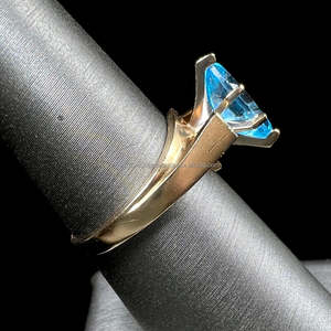 Anillo de compromiso minimalista de oro amarillo con diamante azul talla marquesa para mujer, anillo de promesa moderno y llamativo para ella. - Product Image 3