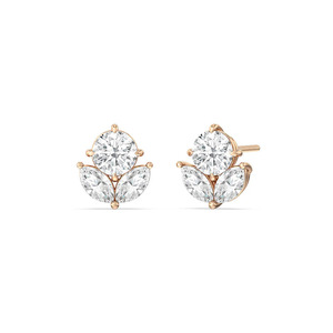 Boucles d'oreilles clous en or blanc avec diamants de laboratoire floraux - Product Image 3