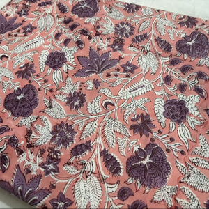 ผ้าฝ้ายพิมพ์ลายดอกไม้สีม่วงพีช ลายเถาวัลย์ พิมพ์ลายด้วยมือแบบอินเดีย ผ้าฝ้ายพิมพ์ลายแบบชาวชาวรัฐชัยปุระ ลายพฤกษศาสตร์ - Product Image 1