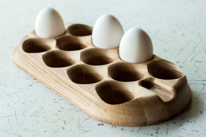 Soporte de madera para huevos con forma de huevo, organizador decorativo para almacenamiento de huevos con huevos incluidos, para encimera de cocina, mesa de desayuno, decoración de cocina - Product Image 2
