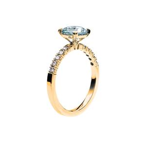 Anillo de Compromiso de Lujo con Topacio Azul Tallado de Shama Gems Jewels, Plata de Ley con Baño de Oro Blanco y Engaste de Garras - Product Image 2