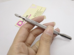 Poussoir à cuticules en acier inoxydable à double extrémité en forme de cuillère, personnalisable avec logo, outil de manucure pour retirer les cuticules, prix de gros - Product Image 4