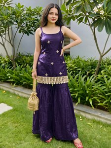 Ensemble Anarkali brodé violet avec bordure miroir, robe coupe classique et dupatta, vêtements pakistanais pour mariage, Diwali et fêtes - Product Image 4