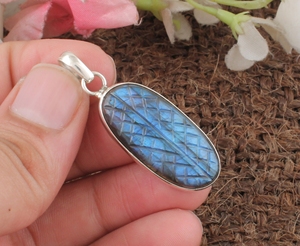 Pendentif en labradorite naturelle sculptée vintage en gros, bijoux en argent sterling 925 avec pierre précieuse, éclat bleu, sertissage clos fait main - Product Image 2