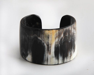 Brazalete de cuerno de búfalo natural para mujeres y niñas, hecho a mano, ecológico, de alta calidad por blossom craft india - Product Image 3